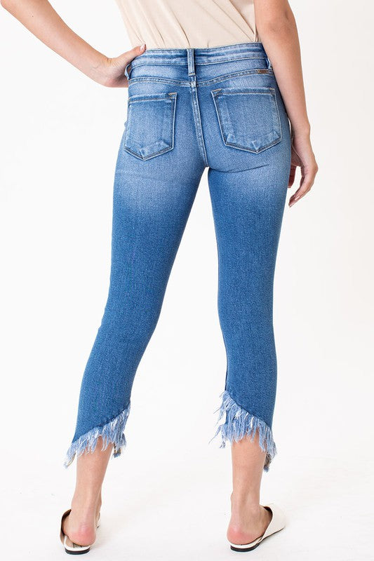 Jeans tobilleros con dobladillo deshilachado 